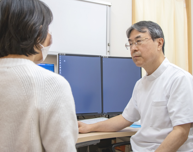 先田功院長の診察風景写真